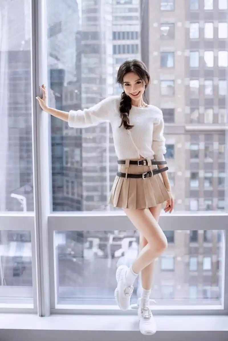 图中,杨颖身穿白色衣裳,搭配马甲短裙,她俏脸清丽,造型甜辣十足,露出