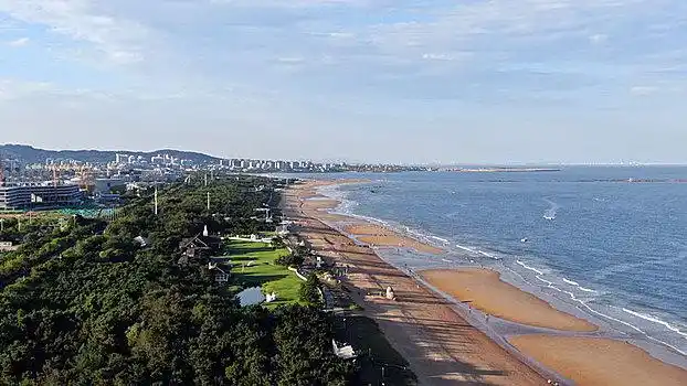 山东省日照市,夏日万平口成欢乐海洋,海水浴场人头攒动游客乐享周末