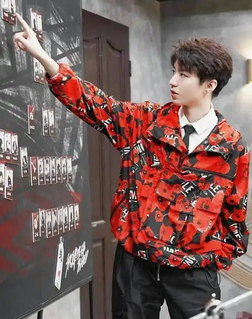 有种烦恼叫王俊凯拍照,为了配合学员身高,脚上鞋子引热议_时候_图片