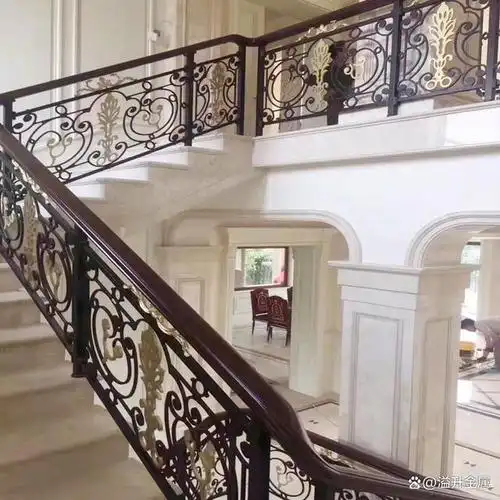 现代轻奢风k金铜楼梯扶手,以其简约而华丽的设计,成为了家居装饰中的