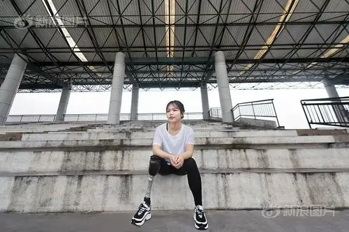 周末故事自信女孩卸下伪装露出假肢没有腿照样可以穿短裤