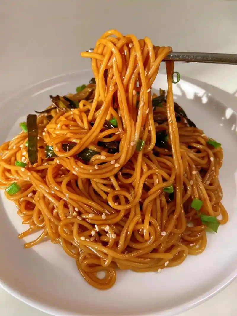 简单的葱油拌面五分钟就能搞定  黄磊老师同款! 厨房小白也可 - 抖音