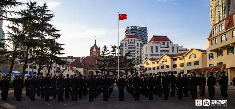 青岛市公安局隆重举行2022年元旦升国旗仪式