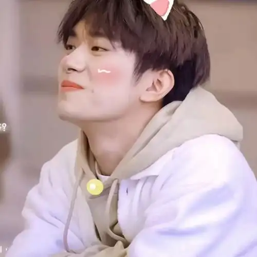 那些关于易烊千玺的朋友圈背景图