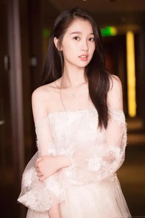 细心的网友从海报中可以看到虞书欣旁边标注了四个字"特别介绍",知道