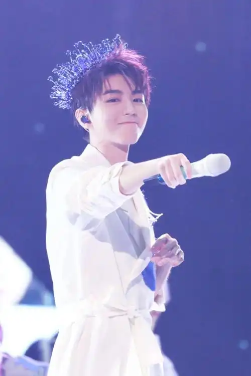 绝美"星辰大海"装,少年的百变造型,王俊凯演唱会look
