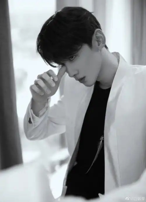 白敬亭微博写真图片