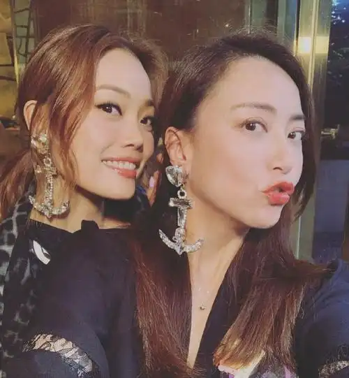 姐妹情深!霍汶希卡点庆祝容祖儿出道22周年