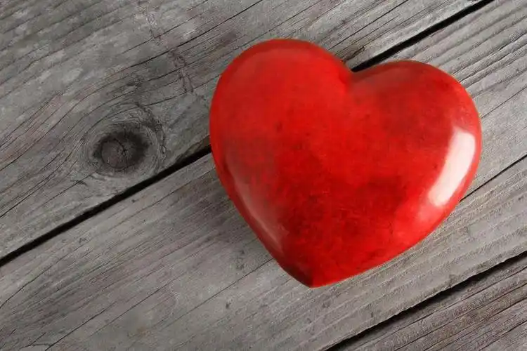 白色的爱心与粉色