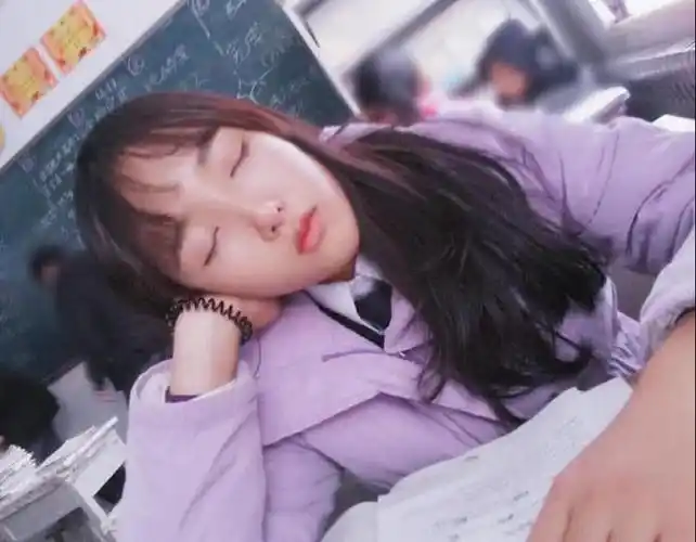 初中女生"自认很美"的3个行为,老师表示不解,成年后才有同感