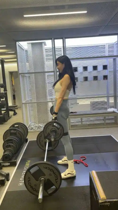 健身达人周韦彤教你日常修身美颜_女神_工作_明星