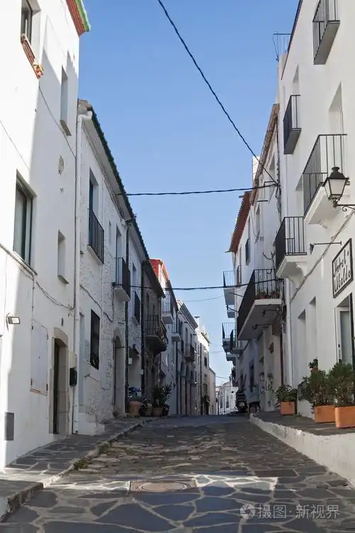 狭窄的街道,与白色的房子在卡达克斯,西班牙的历史中心