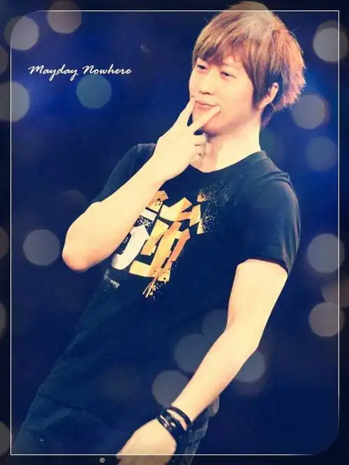 求阿信两只手指v字形按着嘴巴,看上起像是微笑的照片