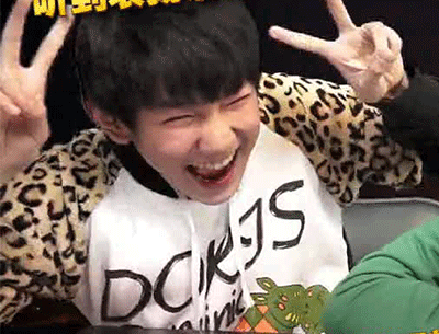 王源剪刀手大笑小鲜肉gif动图_动态图_表情包下载_soogif