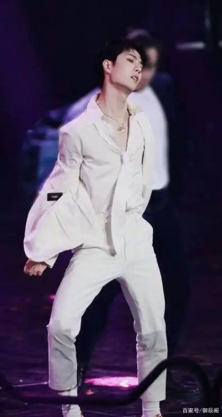 王一博《散落的华服》,性感!白色西装太吸睛,舞蹈歌词让人脸红