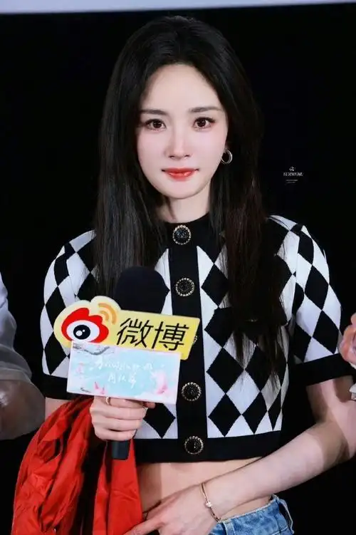 杨幂的裤腰大了