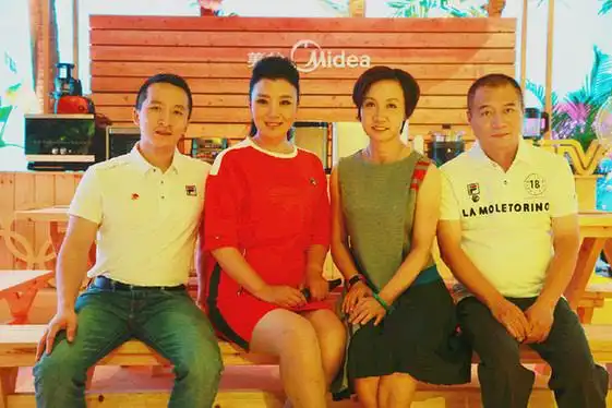 雅典奥运会男子举重62公斤级冠军石智勇以及武警文工团青年歌手刘子琪