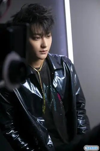 黄子韬演绎科技感皮衣风尚引领冬日新潮流优质