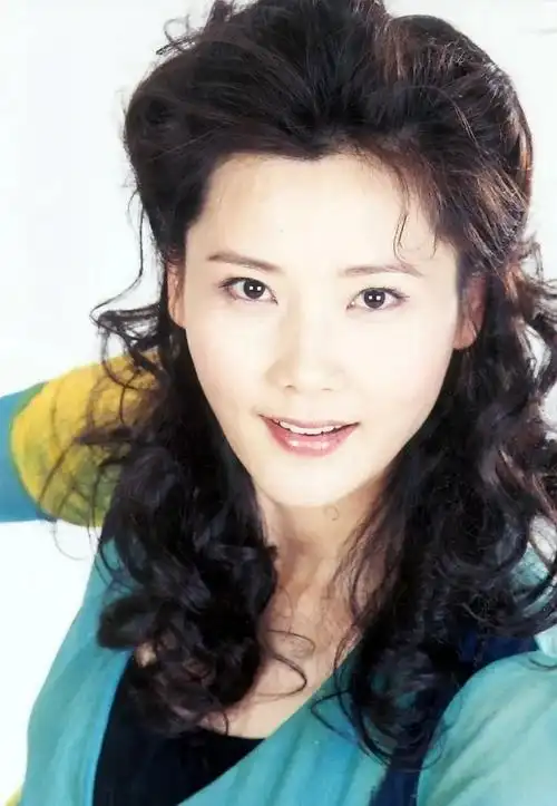 何赛飞年轻时美爆了结婚30年无绯闻老公是初恋儿子跟她姓