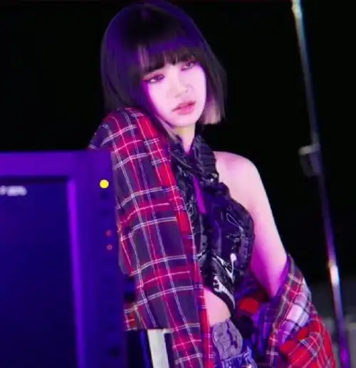 lisa超话|#lisa kpop女永一#|#lisa#    短发挑染好帅好美简直无人能