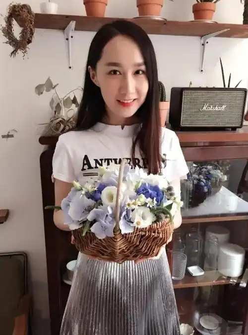 雷佳音金屋藏娇的老婆是熟悉的她年轻貌美穿衣时尚身材好