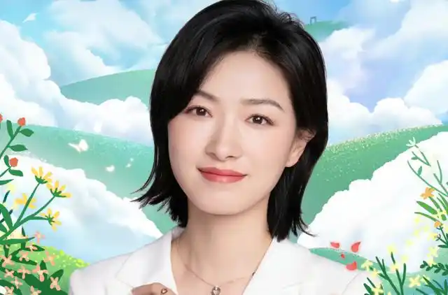 万茜高调庆祝女儿生日,首次晒女儿正面照,双眼皮大眼睛真漂亮