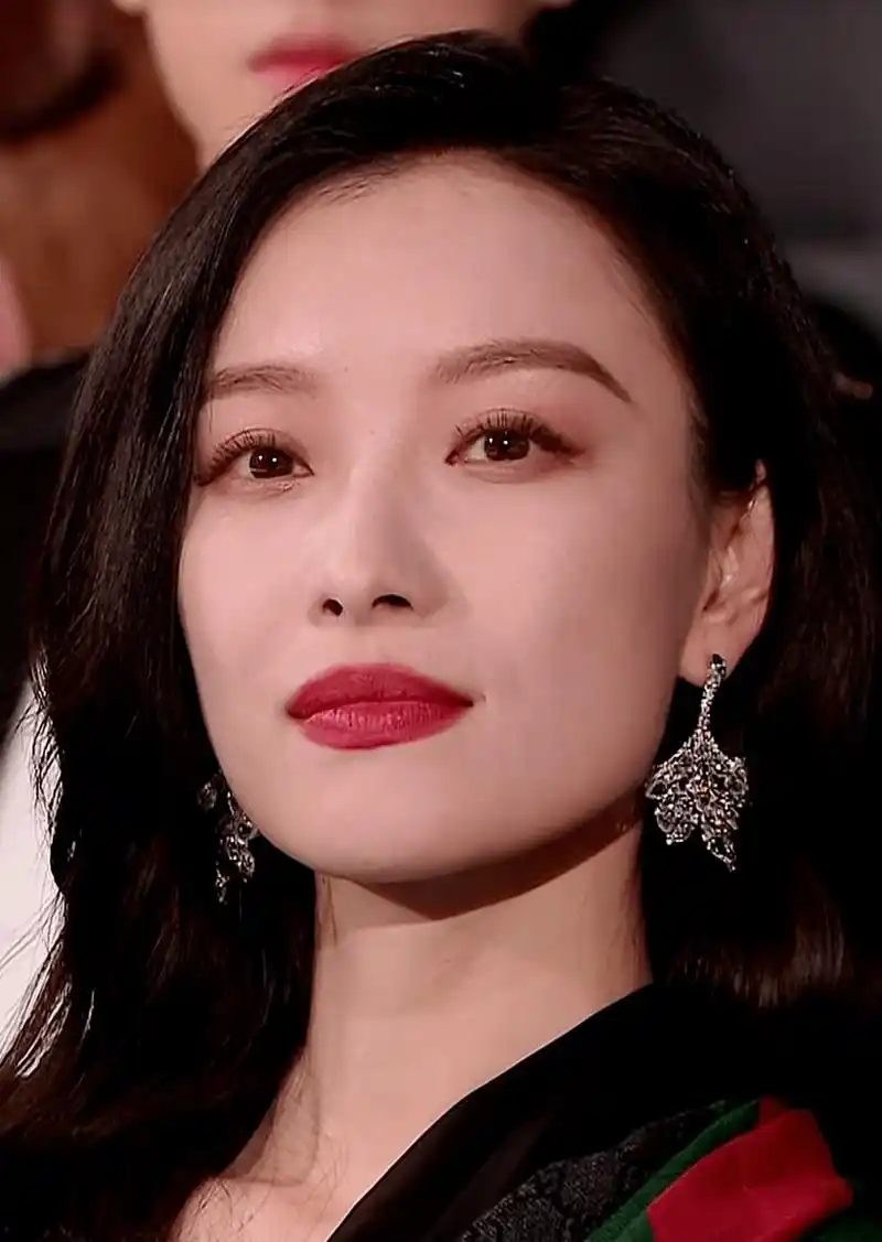 星光大赏明星怼脸生图:唐嫣苹果肌抢镜,金晨嘴歪,迪丽热巴妆太浓_镜头