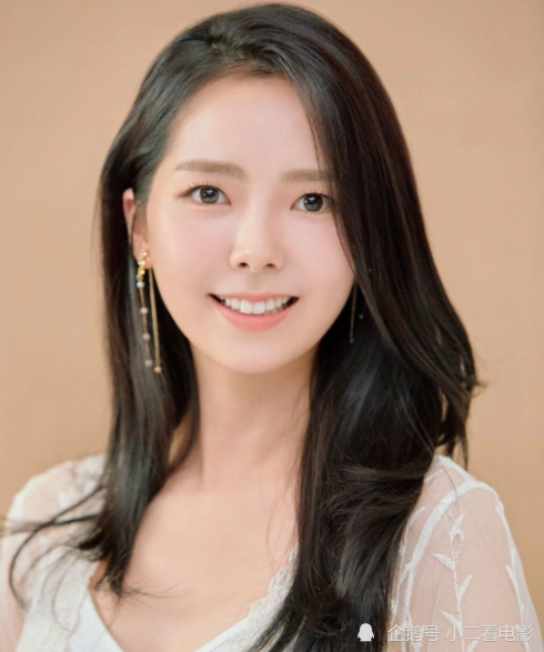 李孝恩stellar的主唱李孝恩长得清纯可爱,组合最开始的可爱风格很适合