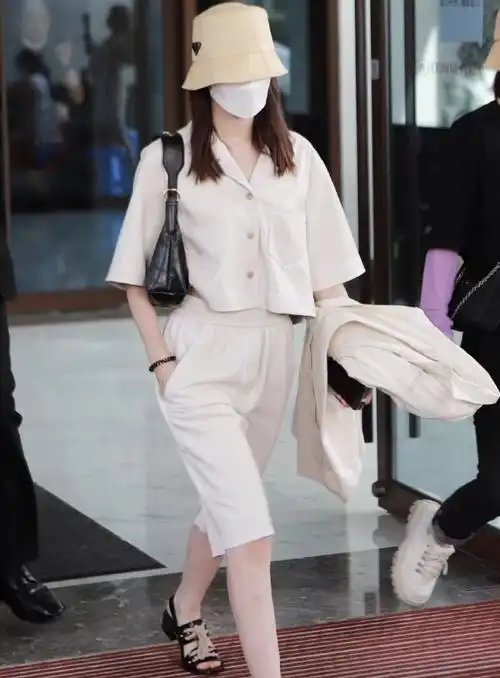 孟美岐私服照简约大气!渔夫帽搭配黑色凉鞋,清爽随性更显气质