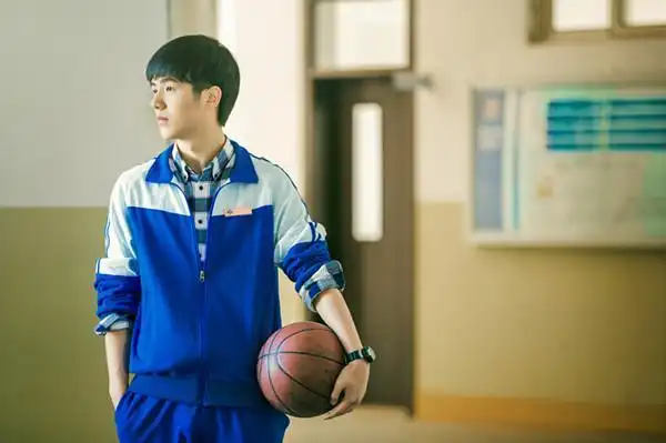 同样是和谭松韵合作,在《最好的我们》里,刘昊然穿上校服,也是少年感