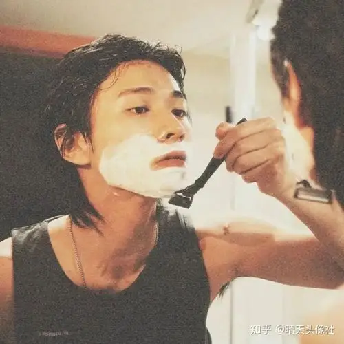 复古港风男生头像听闻远方有你动身跋涉千里