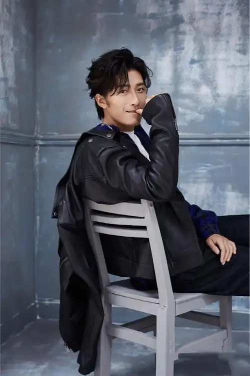 窦骁封面大片曝光笑容暖力max