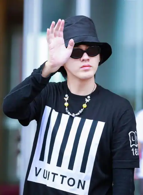 组图:吴亦凡画风突变爱上珍珠项链?时尚百搭引领新潮流