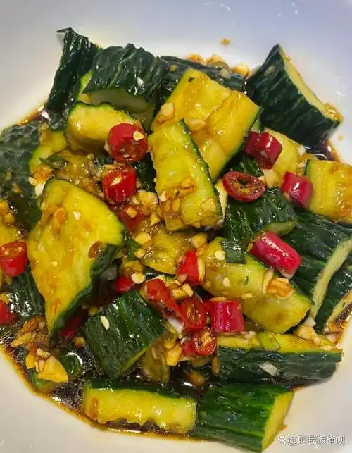 凉拌黄瓜是一道非常清爽解腻的菜品,下面介绍凉拌黄瓜的几种做法