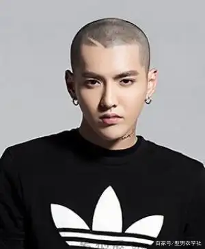 吴亦凡尝试过的发型可以说非常的多,由于吴亦凡的个人脸型是偏于