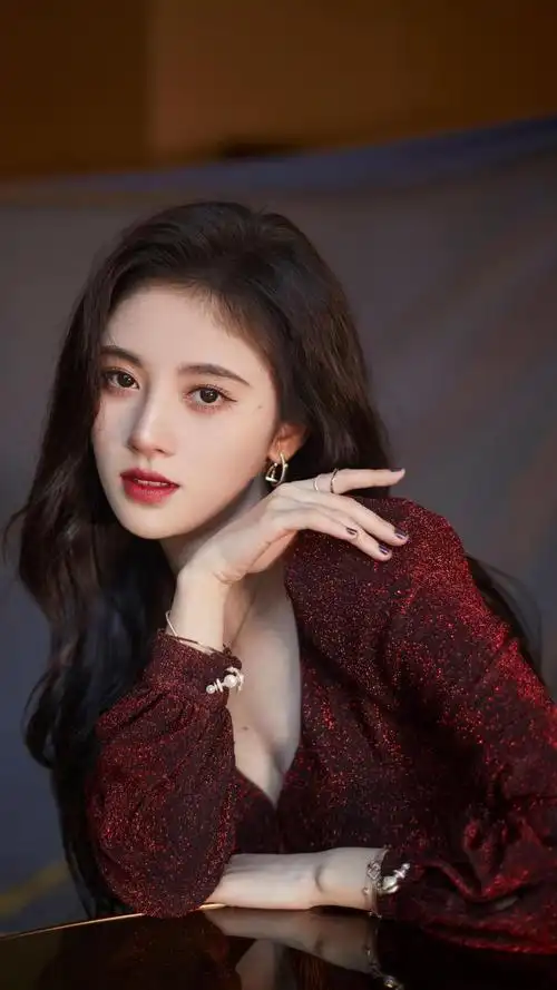 鞠婧祎性感迷人红色深v裙写真