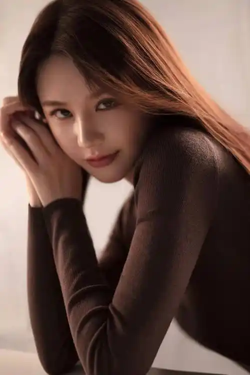 近日,有媒体曝光演员邱意浓最新写真,照片中,邱意浓身穿方领针织