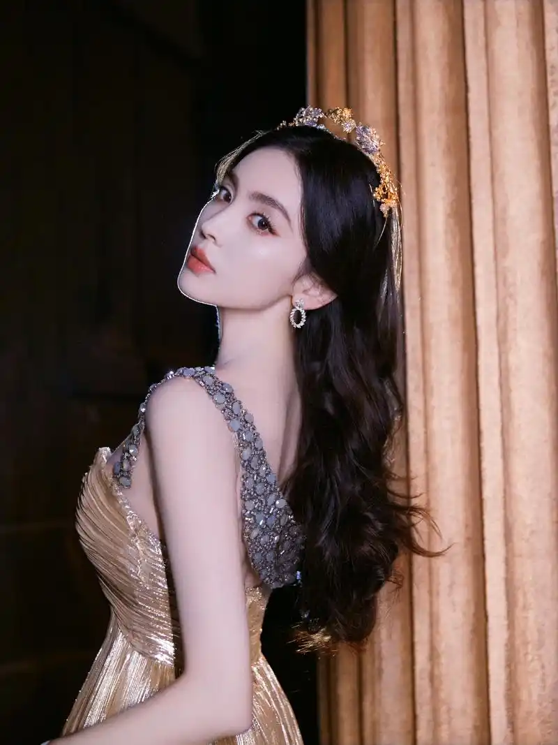 古力娜扎:美貌与才华并存 古力娜扎,作为一位知名女演员和时尚美妆