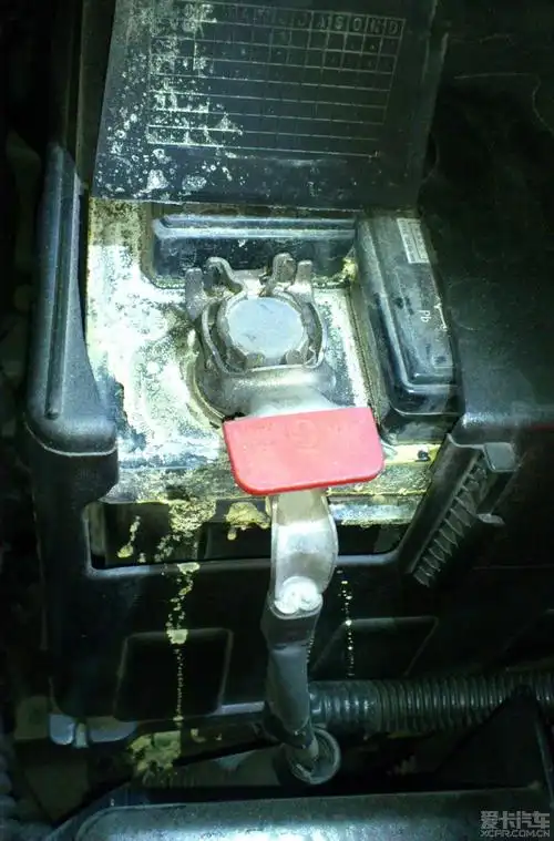 快4年的电瓶漏液了大家看看要不要换了它,有图有真相!-爱卡汽车网论坛