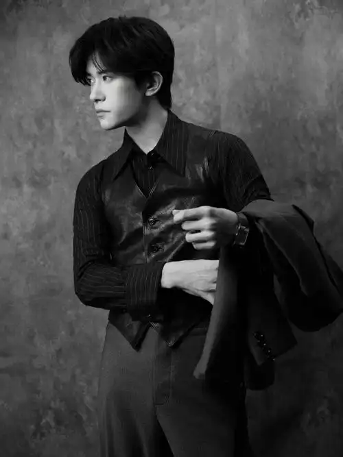 易烊千玺黑色皮内搭