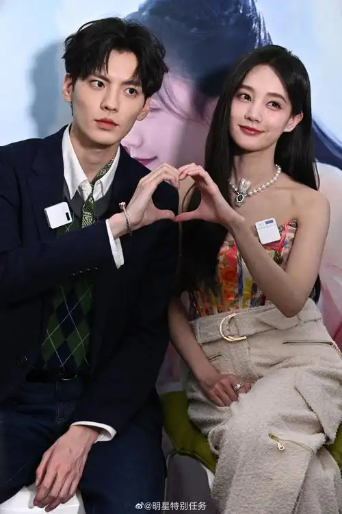 李一桐毕雯珺合照生图##李一桐扔捧花