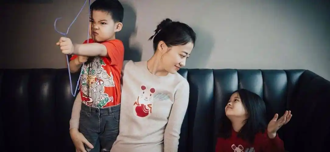 梅婷携儿女拍摄大片,儿子淘气可爱,女儿甜美俏丽,和妈妈一样美_孩子