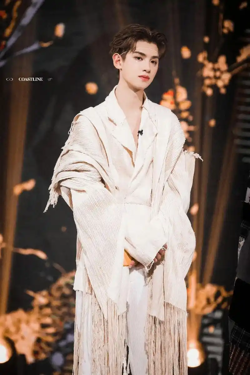 黄明昊图片 ——国风钻石落泪妆 是仙气飘飘的昊哥没错了 惊呼一声