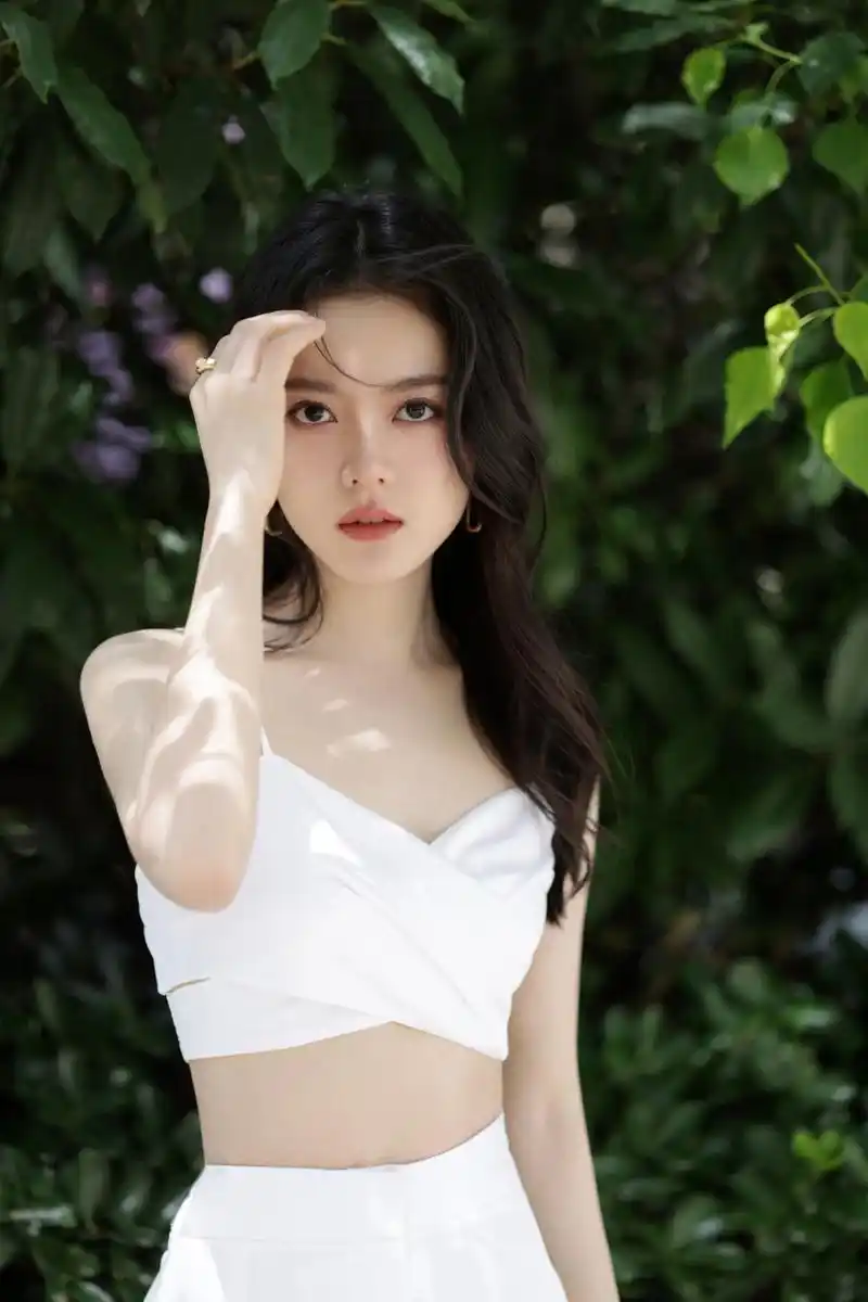 赵今麦  超短裤秀美腿