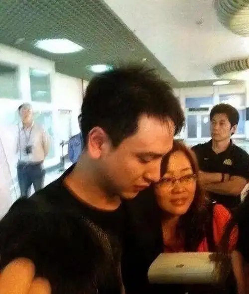 汤珈铖:被抑郁症折磨的富豪家族"黑狗",那些消失网络的日子