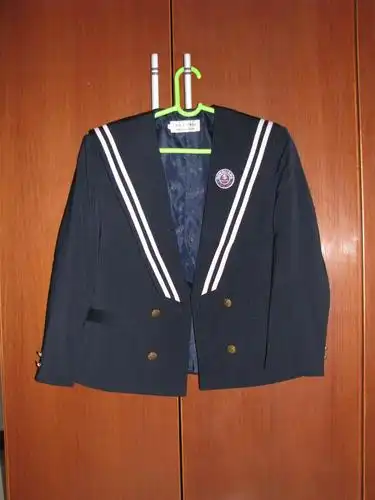 我是沈阳的 哪里几年前的中学女生校服卖呢 衣服和裙子的衣服有图