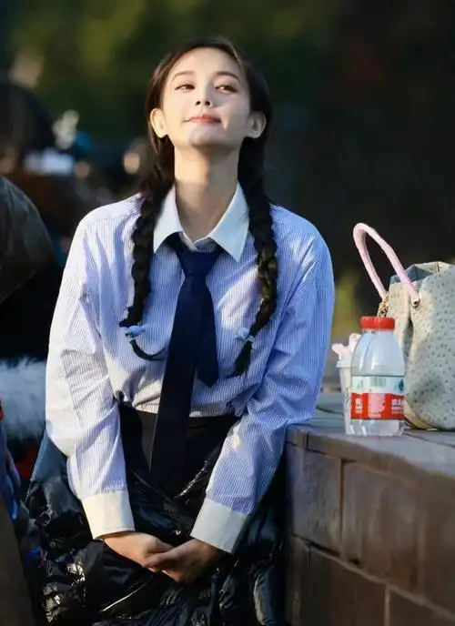 李一桐《无限超越班》学院风造型,扎双麻花辫,清纯又减龄