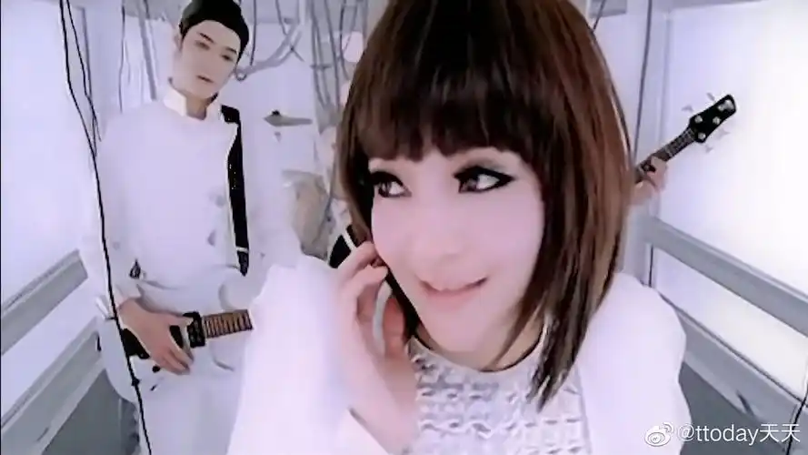 床边故事:存在感不高的歌,难度相对来说不算高,但是也有个eb5的"环游