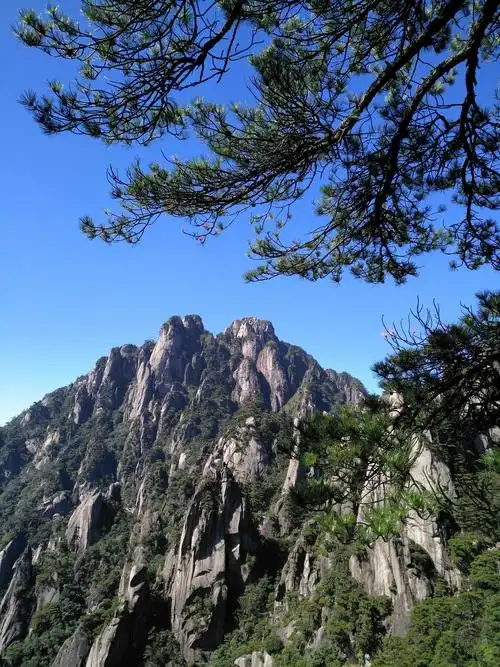 过了仙人洞欣赏到了三清山主峰,海拔1820米,巍峨耸立非常壮观,听导游