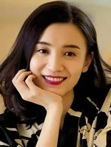 被小宋佳惊艳到了,戴网纱发箍尽显高级感,40岁气质好绝!